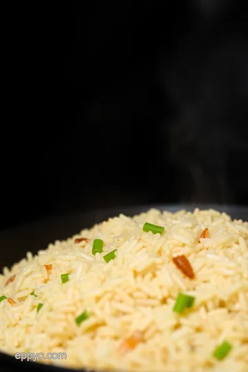 Garlic Fried Rice: A Flavorful Delight in Minutes presentation